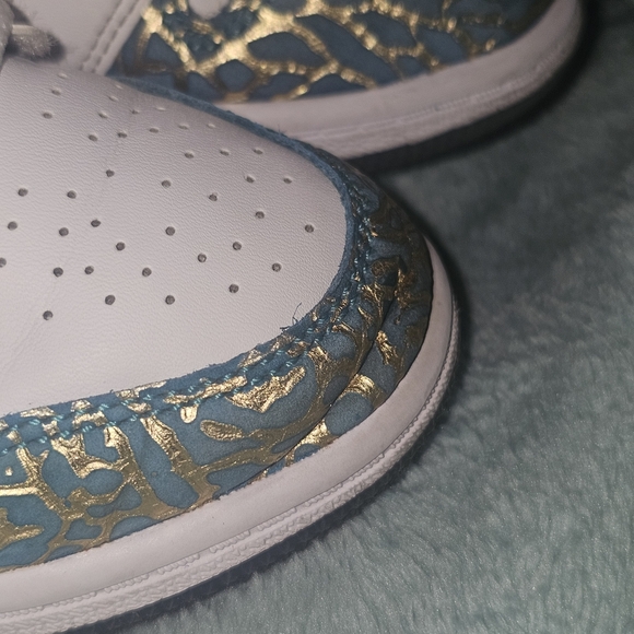 Jordan 1 Mid Unc To Chi Size 13C Kids' White, Gold, Red, and Blue Sneakers - Picture 6 of 16